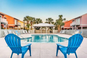 5 mins walk to Miramar Beach ! Pool in Backyard ! Dedicate Parking ! Dog Friendly ! Mins to Shopping